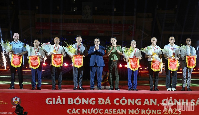El primer ministro vietnamita, Pham Minh Chinh, entregó flores y banderas de recuerdo a los representantes de las delegaciones participantes. (Foto: nhandan.vn)