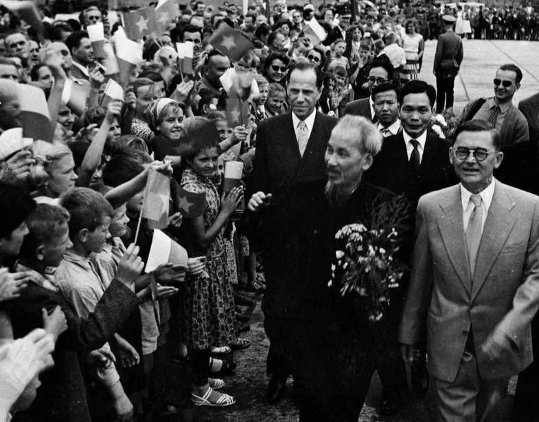Líderes del Partido y del Estado polacos, y un gran número de personas en la capital Varsovia, dieron una cálida bienvenida al Presidente Ho Chi Minh en su visita oficial al país, el 21 de julio de 1957. (Foto: VNA)