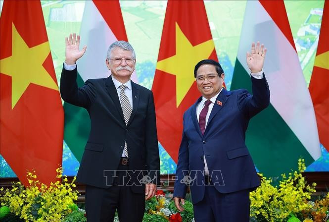 El primer ministro de Vietnam, Pham Minh Chinh, se reúne con el presidente de la Asamblea Nacional de Hungría, Kover Laszlo. (Fuente: VNA)