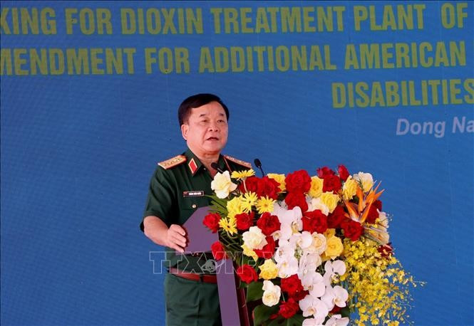 El coronel general Hoang Xuan Chien, viceministro de Defensa y jefe del Comité Nacional para la superación de las secuelas de bombas, minas y agentes químicos, habla en el evento. (Fuente: VNA)