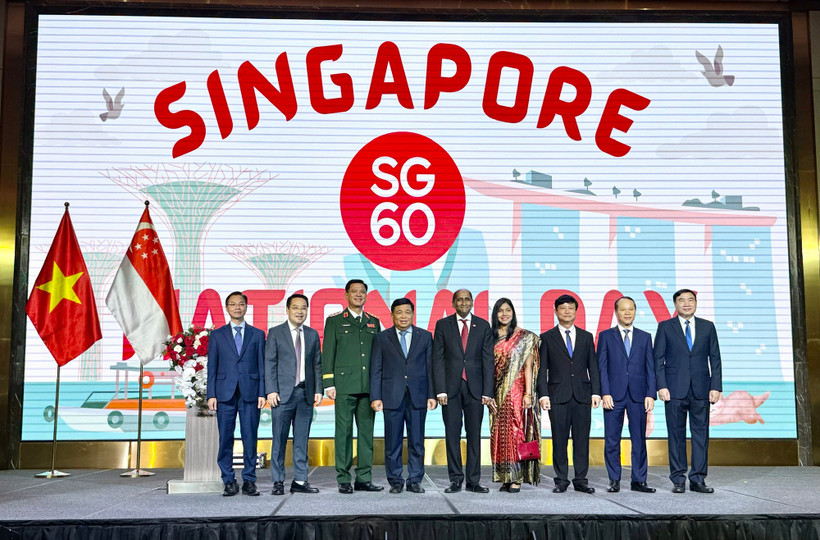 El viceprimer ministro vietnamita Nguyen Chi Dung y delegados. (Fuente: VNA)