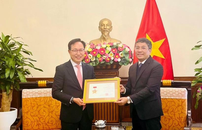 El viceministro permanente de Relaciones Exteriores Nguyen Minh Vu entregó la medalla conmemorativa “Por la causa de la diplomacia vietnamita” al director general del grupo surcoreano Samsung en el país indochino, Choi Joo Ho. (Fuente: VNA)