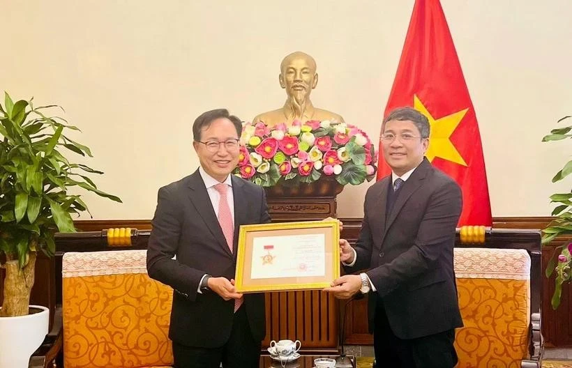 El viceministro permanente de Relaciones Exteriores Nguyen Minh Vu entregó la medalla conmemorativa “Por la causa de la diplomacia vietnamita” al director general del grupo surcoreano Samsung en el país indochino, Choi Joo Ho. (Fuente: VNA)