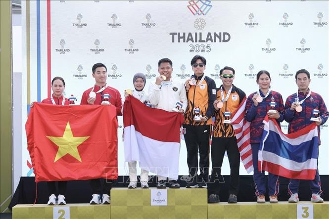 El dúo vietnamita Trinh Thu Vinh – Pham Quang Huy obtuvo la medalla de plata en la prueba de pistola de aire a 10 m por equipos mixtos. (Fuente: VNA)