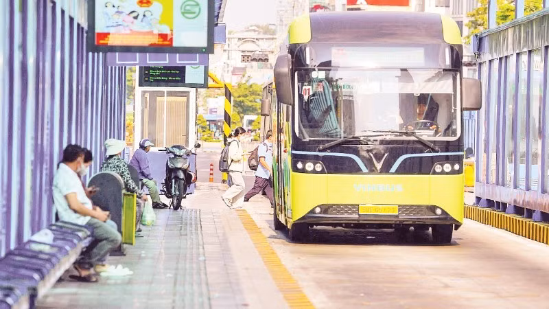 Ciudad Ho Chi Minh ha establecido una hoja de ruta específica para poner en funcionamiento un sistema de transporte público respetuoso con el medio ambiente para el año 2030 (Foto: nhandan.vn).