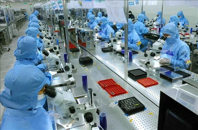 Línea de producción de módulos de cámara y componentes electrónicos para exportación en la fábrica de MCNEX VINA Co., Ltd., con una inversión 100% sudcoreana, en el Parque Industrial Phuc Son, provincia de Ninh Binh. (Foto: VNA)