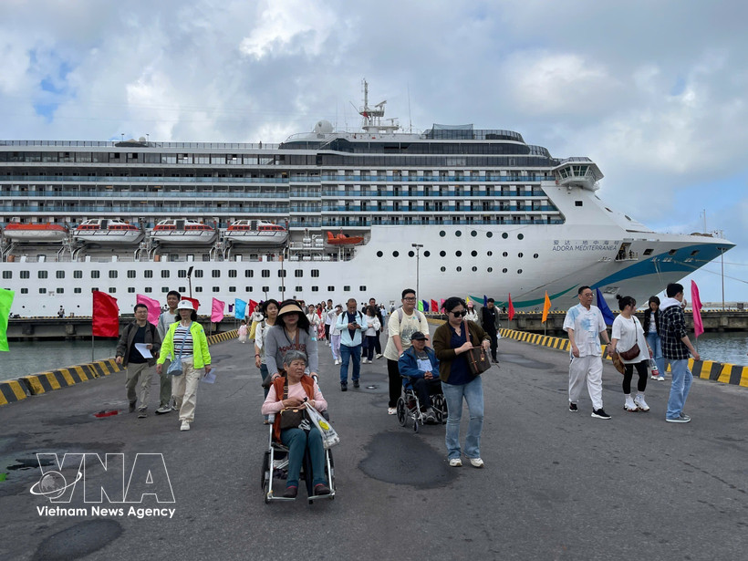 El crucero internacional Adora Mediterranea en el Puerto de Chan May. (Fuente: VNA)