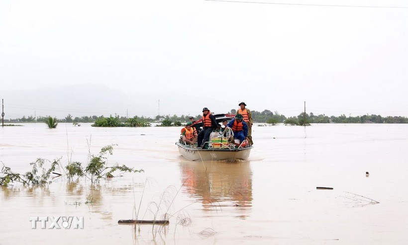 Buques especializados de la Armada fueron movilizados para apoyar el rescate de personas en las zonas inundadas de la provincia de Khanh Hoa. (Foto: VNA)