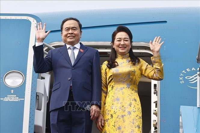 El presidente de la Asamblea Nacional de Vietnam, Tran Thanh Man, y su esposa parten de Hanoi para asistir la 150.ª Asamblea de UIP y visitar Uzbekistán y Armenia. (Fuente: VNA)