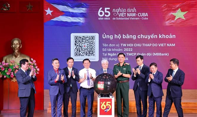 El presidente del Comité Central del Frente de la Patria de Vietnam, Do Van Chien, y delegados en el evento. (Fuente: VNA)