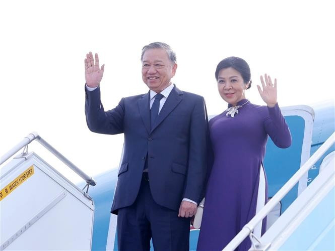 El secretario general del Partido Comunista de Vietnam, To Lam, y su esposa partieron de Busan para regresar a Hanoi, culminando con éxito su visita de Estado a Corea del Sur. (Foto: VNA)
