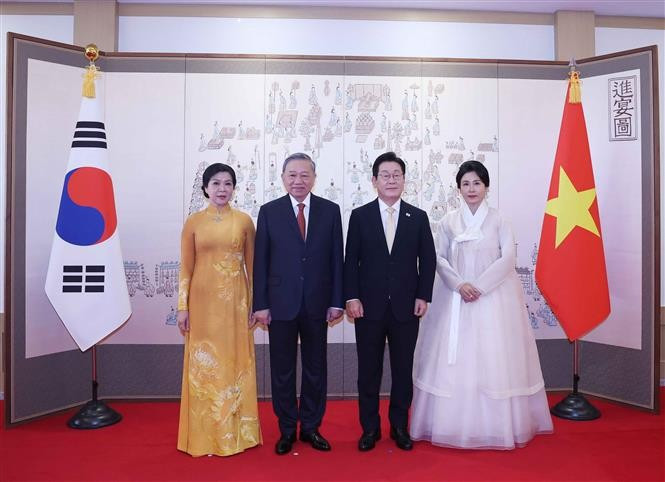 El presidente surcoreano, Lee Jae Myung, y su esposa, se toman una foto con el secretario general del Partido Comunista de Vietnam, To Lam, y su esposa. (Foto: VNA)