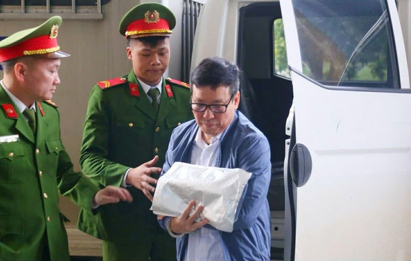 El expresidente del Comité Popular de la provincia de Vinh Phuc (autigua) Le Duy Thanh es traslado a la sala del tribunal. (Foto: anninhthudo.vn)