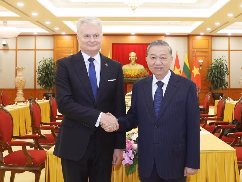 El secretario general del Partido Comunista de Vietnam, To Lam, y el presidente lituano, Gitanas Nausėda. (Fuente: VNA)