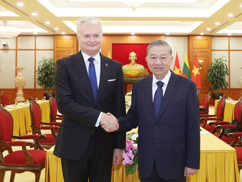 El secretario general del Partido Comunista de Vietnam, To Lam, y el presidente lituano, Gitanas Nausėda. (Fuente: VNA)