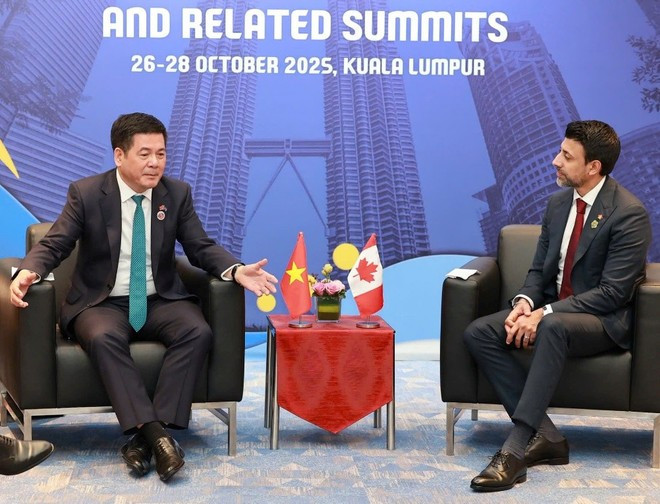 El ministro de Industria y Comercio de Vietnam, Nguyen Hong Dien, se reunió con el ministro canadiense de Comercio Internacional, Maninder Sidhu. (Fuente: VNA)