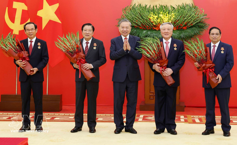 El secretario general del Partido Comunista de Vietnam (PCV), To Lam (centro) entrega Orden del Mérito Militar y de insignias de membresía del PCV a dirigentes y exlíderes del Partido y del Estado. (Fuente: VNA)
