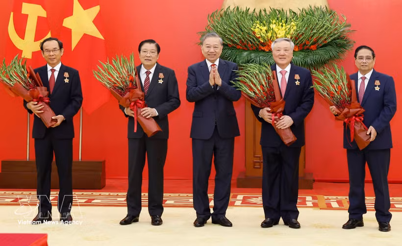 El secretario general del Partido Comunista de Vietnam (PCV), To Lam (centro) entrega Orden del Mérito Militar y de insignias de membresía del PCV a dirigentes y exlíderes del Partido y del Estado. (Fuente: VNA)
