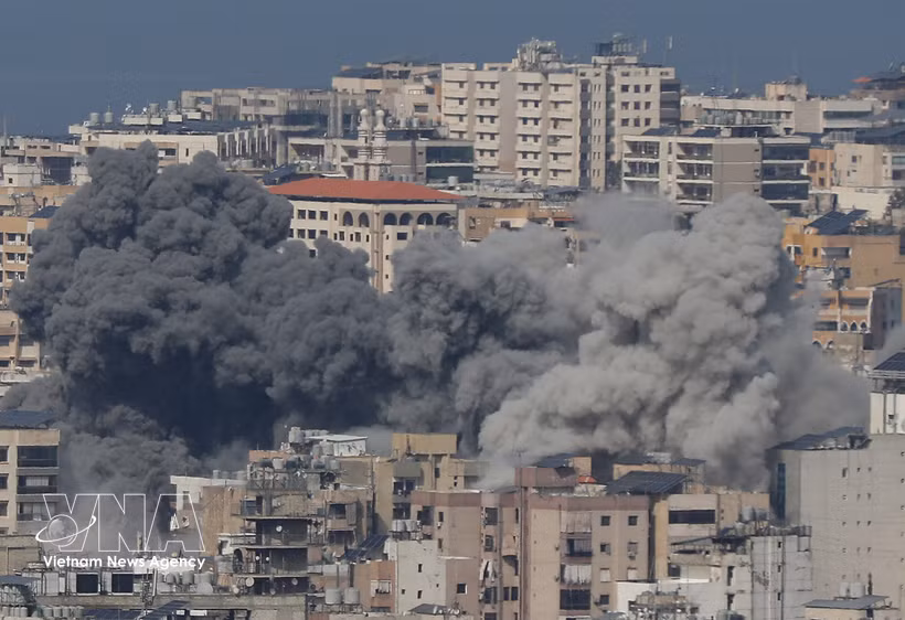 El humo se eleva tras un ataque aéreo israelí en Haret Hreik, al sur de Beirut, Líbano, el 4 de marzo de 2026. (Foto: Xinhua/VNA)