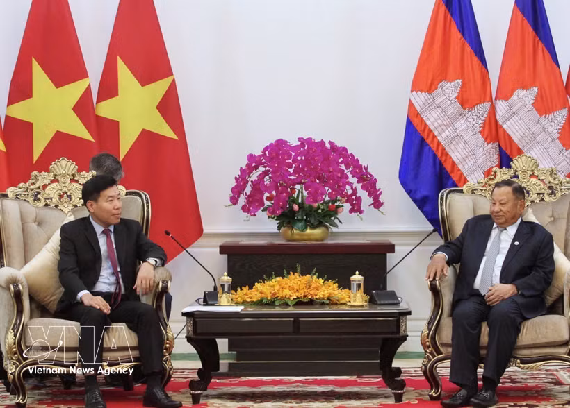 El viceministro vietnamita de Relaciones Exteriores Nguyen Manh Cuong (izquierda) se reúne con el vicepresidente del Partido Popular de Camboya Samdech Say Chhum. (Fuente: VNA)