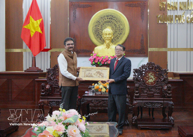 Nguyen Van Khoi, vicepresidente del Comité Popular de la ciudad de Can Tho, (derecha) recibe a Vipra Pandey, cónsul general de la India en Ciudad Ho Chi Minh. (Fuente: VNA)