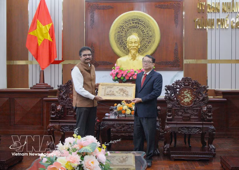 Nguyen Van Khoi, vicepresidente del Comité Popular de la ciudad de Can Tho, (derecha) recibe a Vipra Pandey, cónsul general de la India en Ciudad Ho Chi Minh. (Fuente: VNA)