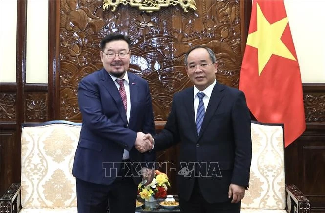 El jefe de la Oficina Presidencial de Vietnam, Le Khanh Hai (derecha), y su homólogo de Mongolia, Gombojav Zandanshatar. (Fuente: VNA)