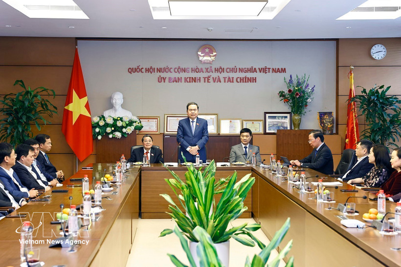 El presidente de la Asamblea Nacional (AN) de Vietnam, Tran Thanh Man, habla en el encuentro con representantes de la Comisión de Asuntos Legales y Jurídicos. (Fuente: VNA)