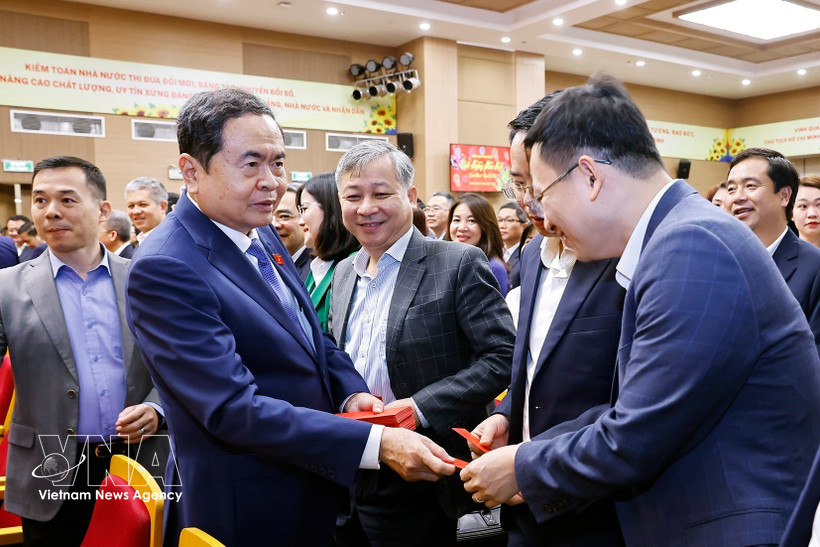 El presidente de la Asamblea Nacional de Vietnam, Tran Thanh Man, y funcionarios de la Auditoría Estatal. (Fuente: VNA)