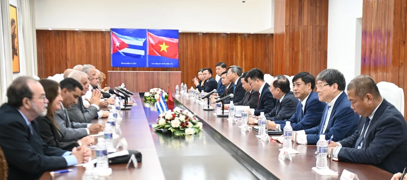 Panorama del encuentro entre el primer secretario del Partido Comunista de Cuba (PCC) y presidente de la República, Miguel Díaz-Canel Bermúdez, y el miembro del Buró Político del Partido Comunista de Vietnam, Nguyen Xuan Thang, director de la Academia Nacional de Política Ho Chi Minh y presidente del Consejo Teórico Central. (Fuente: VNA)