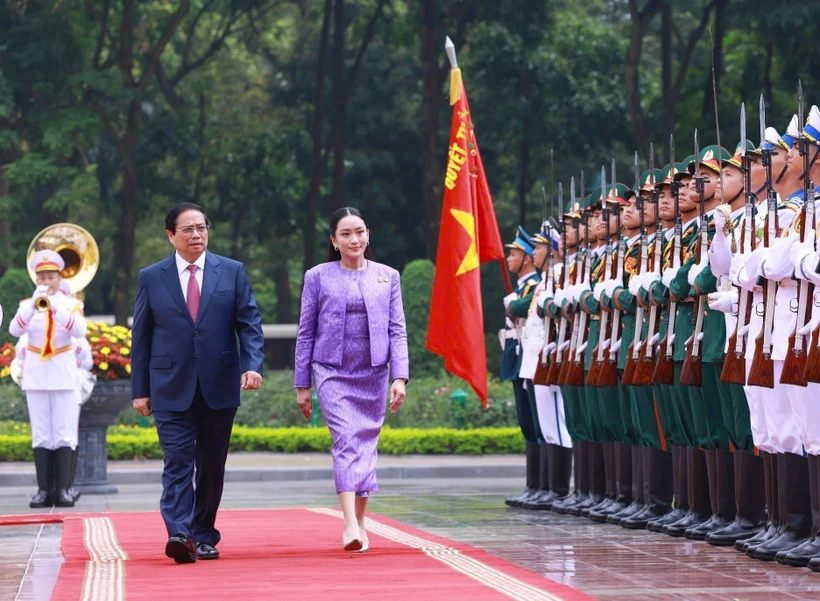 El primer ministro vietnamita, Pham Minh Chinh, y su homóloga tailandesa en el acto de bienvenida. (Fuente: VNA)