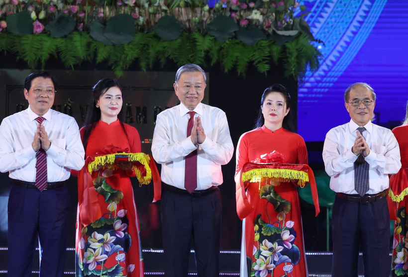 El secretario general del Partido Comunista de Vietnam, To Lam, y delegados en la inauguración de la estatua "El Tío Ho visita su tierra natal". (Fuente: VNA)