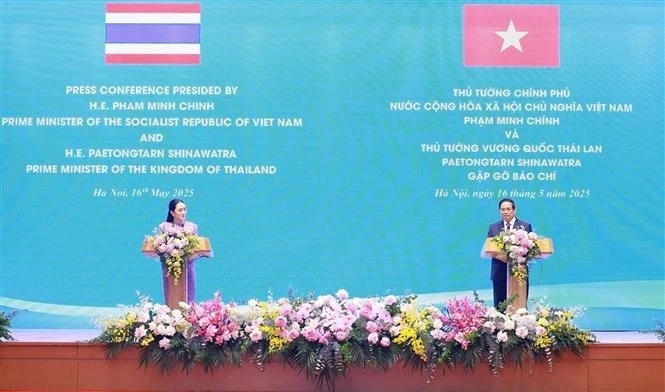 El primer ministro vietnamita, Pham Minh Chinh, y su homóloga tailandesa, Paetongtarn Shinawatra, en la rueda de prensa. (Fuente: VNA)