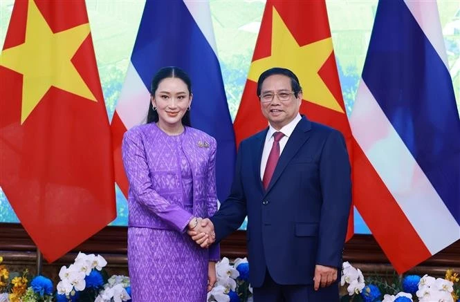 El primer ministro vietnamita, Pham Minh Chinh, y su homóloga tailandesa, Paetongtarn Shinawatra. (Fuente: VNA)