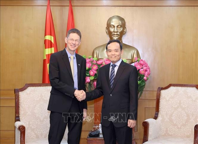 El secretario del Comité Central del Partido Comunista de Vietnam y jefe de su Comisión de Políticas y Estrategias, Tran Luu Quang, se reunió con Oliver Marquette, presidente de la Corporación AES Vietnam. (Fuente: VNA)