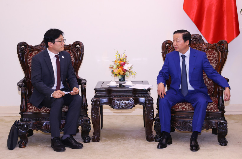 El viceprimer ministro vietnamita Tran Hong Ha recibe a Kim Deawon, subdirector general de Samsung E&A Company, filial del grupo sudcoreano Samsung. (Fuente: VNA)