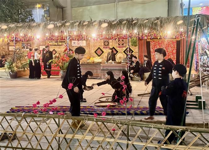 Una de las actuaciones artísticas en el Festival. (Fuente: VNA)