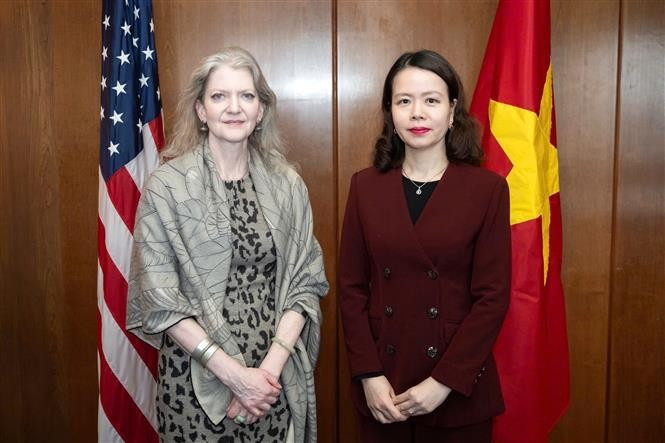 La viceministra de Relaciones Exteriores de Vietnam, Nguyen Minh Hang, y la subsecretaria de Estado de Estados Unidos, Allison Hooker. (Fuente: VNA)