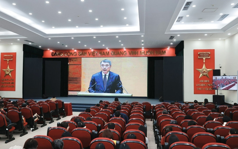 Le Minh Hung, miembro del Buró Político, secretario del Comité Central y jefe de su Comisión de Organización, habla en el evento. (Fuente: VNA)