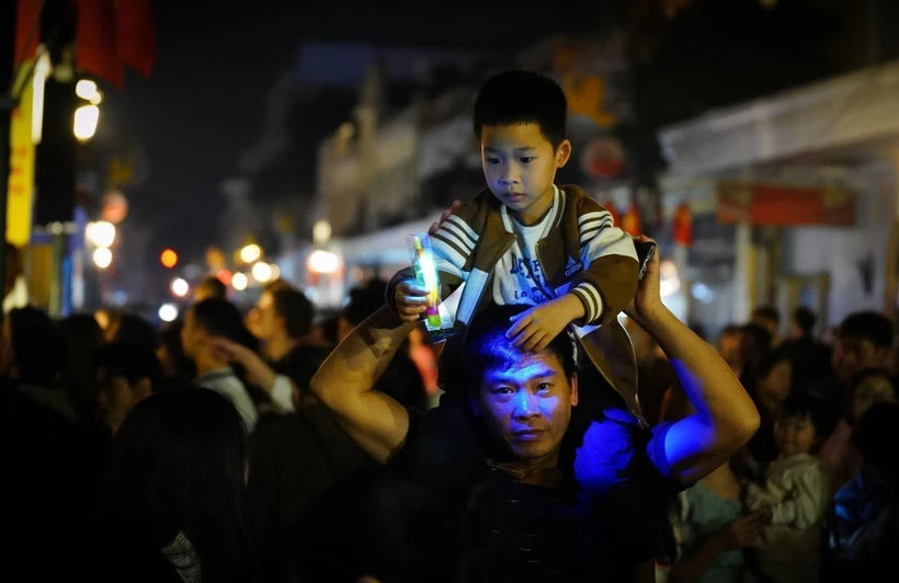 Responden a la Hora del Planeta 2025 en el centro comercial Trang Tien, distrito de Hoan Kiem, Hanoi. (Fuente: VNA)