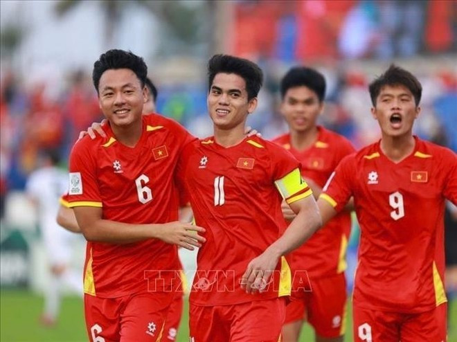 Jugadores vietnamitas celebran el gol del capitán Van Khang. (Fuente: VNA)