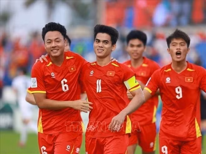 Jugadores vietnamitas celebran el gol del capitán Van Khang. (Fuente: VNA)