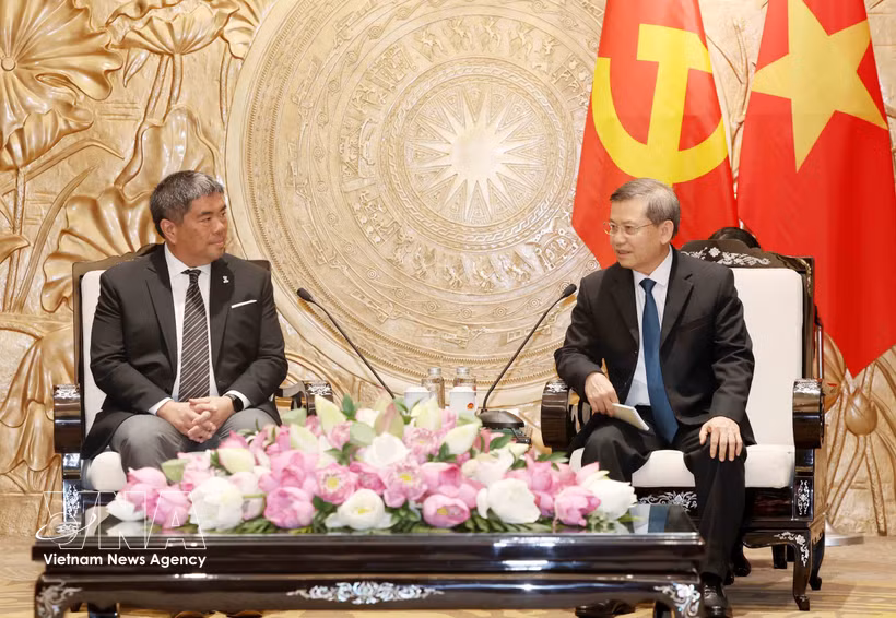 El miembro del Buró Político, secretario del Comité Central del Partido Comunista de Vietnam y jefe de su Comisión de Asuntos Internos, Le Minh Tri, recibe a Isra Sunthornvut, subjefe del Partido Demócrata de Tailandia. (Fuente: VNA)
