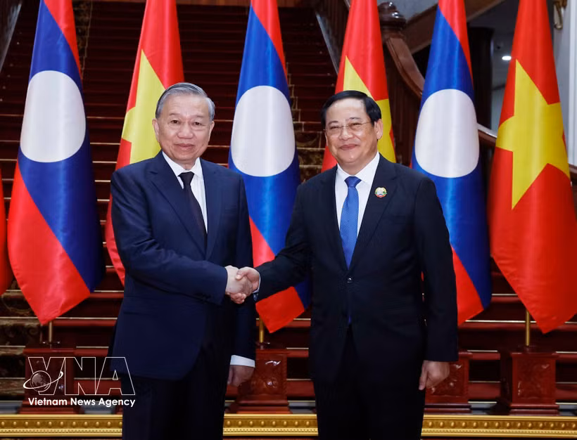 El secretario general del Partido Comunista de Vietnam, To Lam, se reúne el 1 de diciembre de 2025 con el primer ministro laosiano, Sonexay Siphandone. (Fuente: VNA)