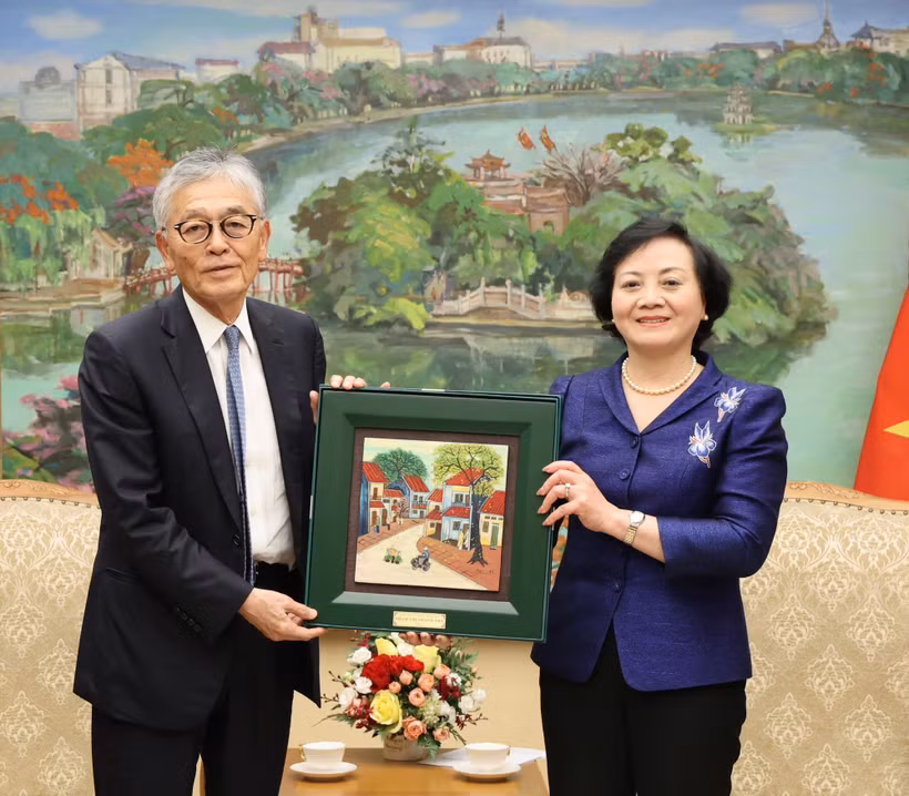 La viceprimer ministra vietnamita Pham Thi Thanh Tra recibe a Honna Hitoshi, presidente y director general de Erex, una de las principales empresas de energía de biomasa de Japón. (Fuente: VGP)