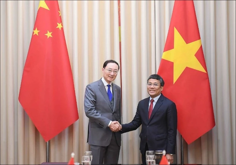 El viceministro permanente de Relaciones Exteriores de Vietnam, Nguyen Minh Vu, y su homólogo chino Sun Weidong. (Fuente: Cancillería vietnamita)