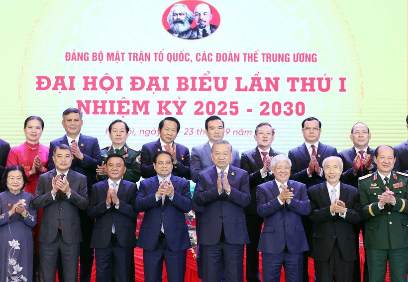 El secretario general del Partido Comunista de Vietnam (PCV), To Lam, y el primer ministro Pham Minh Chinh en el evento. (Fuente: VNA)
