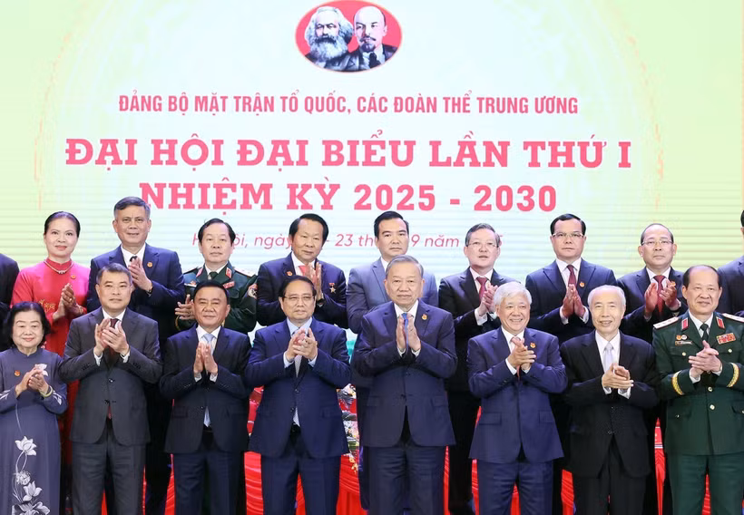 El secretario general del Partido Comunista de Vietnam (PCV), To Lam, y el primer ministro Pham Minh Chinh en el evento. (Fuente: VNA)