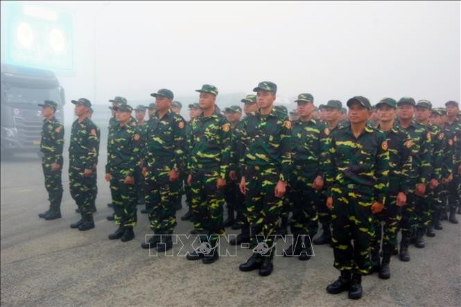 Oficiales y soldados del Ejército Popular de Laos llegan a Vietnam. (Fuente: VNA)