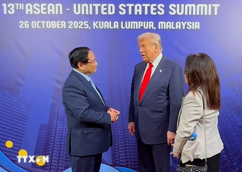 El primer ministro de Vietnam, Pham Minh Chinh, se reúne con el presidente estadounidense, Donald Trump en la 13 Cumbre ASEAN-Estados Unidos. (Fuente: VNA)
